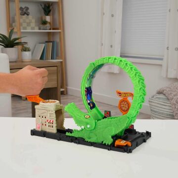 Hot Wheels Düşman Yaratıklar Oyun Seti Timsah İle Çemberde Mücadele