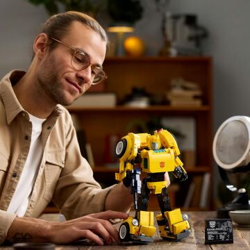 LEGO Icons Transformers Bumblebee 10338, Yetişkinler İçin Koleksiyonluk Robot Aksiyon Figürü Yapım Seti (950 Parça)