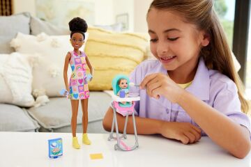 Barbie Skipper Doll & Playset with Accessories, Yemek Zamanı Temalı Bebek Bakıcılığı Seti, Renk Değişimi Oyuncak Oyunu