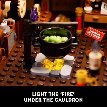 LEGO Fikirler Disney Hocus Pocus: Sanderson Sisters'ın Kulübe Koleksiyon Yapı Seti, Disney Movie Hocus Pocus'un Yetişkinler ve Hayranları için Eşsiz Hediye Fikri, Sanderson Kardeş Minifigürlerini