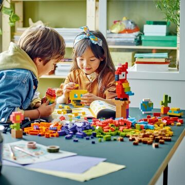 LEGO® Classic Bir Sürü Yapım Parçası 11030-5 Yaş ve Üzeri Çocuklar için Çiçek, Model ve Emojiler gibi Bir Çok Model İnşa Edebileceğiniz Renkli, Yaratıcı Oyuncak Yapım Seti (1000 Parça)