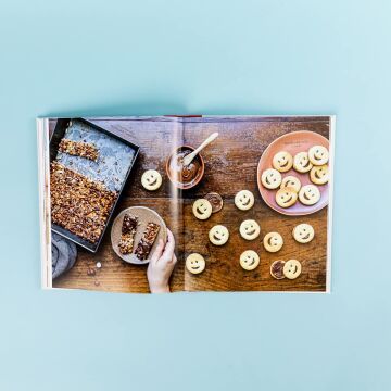 Nutella: 60 Classic Recipes: From simple, family treats to delicious cakes & desserts: Official Cookbook