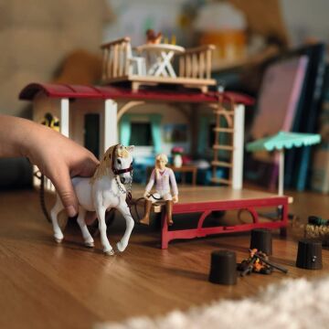 Schleich Horse Club 95-Parça Kız ve Erkek Çocuklar için At Oyun Seti, Gizli Kulüp Toplantıları için Kampçı Oyuncak Bebek ve At Oyuncaklarıyla Oyun Seti