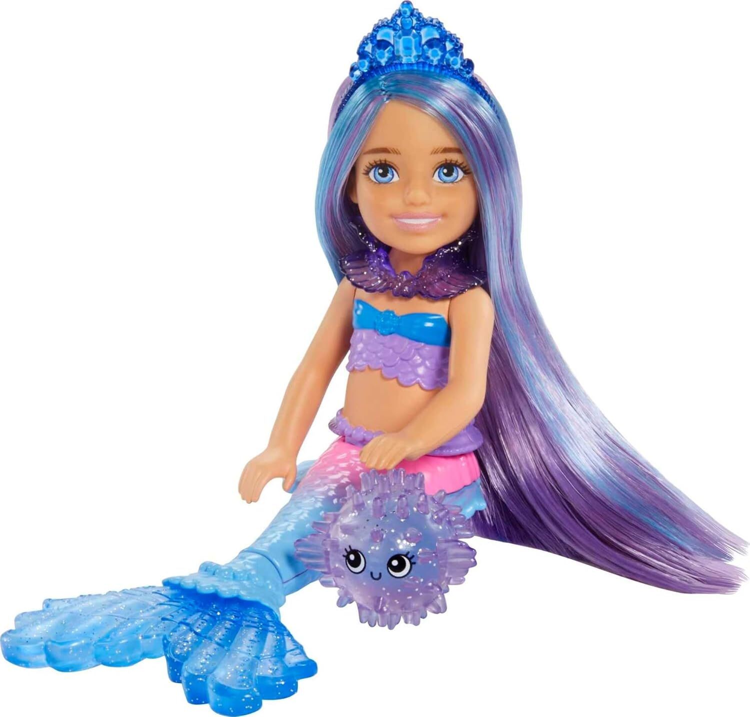 Barbie Chelsea Deniz Kızı Bebeği, 2 hayvan dostu, hazine sandığı, aksesuarları ve rengarenk saçlarıyla, 3 yaş ve üzeri HHG57