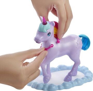 Barbie Dreamtopia Bebek ve Tek Boynuzlu At, renk değiştiren tuvaletiyle tek boynuzlu at ve 18 aksesuar, 3-7 yaş GTG01