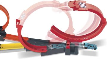 Hot Wheels Çok Çemberli Yarış Oyun Seti, 1 Hot Wheels araba dahil, tek kişilik veya çok oyunculu rekabet, 63 cm uzunluğunda çemberli pist, 4-10 yaş HDR83