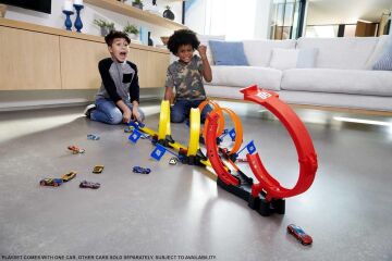 Hot Wheels Çok Çemberli Yarış Oyun Seti, 1 Hot Wheels araba dahil, tek kişilik veya çok oyunculu rekabet, 63 cm uzunluğunda çemberli pist, 4-10 yaş HDR83