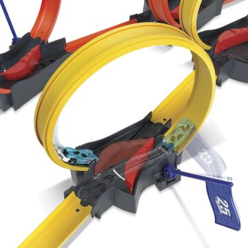Hot Wheels Çok Çemberli Yarış Oyun Seti, 1 Hot Wheels araba dahil, tek kişilik veya çok oyunculu rekabet, 63 cm uzunluğunda çemberli pist, 4-10 yaş HDR83