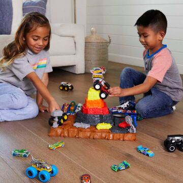 Hot Wheels Monster Trucks Muhteşem Çarpışma Arenası, 4 yaş ve üzeri, HNB96