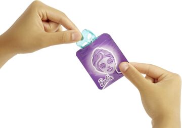 Barbie Wellness - Işıltı Dolu Spa Günü Oyun Seti, sarışın Barbie, 7 spa maskesi, lavabo, ayna, sandalyeyle birlikte 15'ten fazla aksesuar, 3-7 yaş arası çocuklar için HCM82