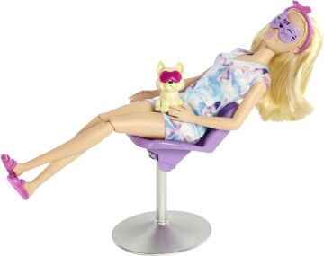 Barbie Wellness - Işıltı Dolu Spa Günü Oyun Seti, sarışın Barbie, 7 spa maskesi, lavabo, ayna, sandalyeyle birlikte 15'ten fazla aksesuar, 3-7 yaş arası çocuklar için HCM82