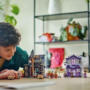 LEGO Harry Potter Ollivanders ve Madam Malkin'in Cübbe Dükkanı 76439-8 Yaş ve Üzeri Çocuklar için Diagon Yolu Oyuncak Mağazası Modeli Yapım Seti (744 Parça)