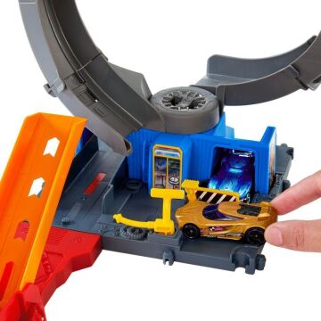 Hot Wheels Şehir Oyuncak Araba Parça Seti, Ayarlanabilir Döngü ve Başlatıcılı Yarasa Döngüsü Saldırısı, 1:64 Ölçekli Oyuncak Araba