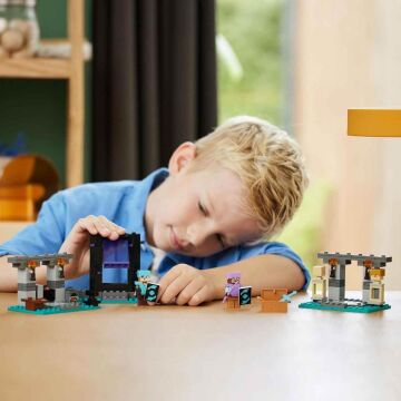 LEGO Minecraft Cephanelik 21252-7 Yaş Ve Üzeri Macera Oyunları Seven Çocuklar için 2 Adet LEGO Minecraft Figürü içeren Yaratıcı Oyuncak Yapım Seti (203 Parça)
