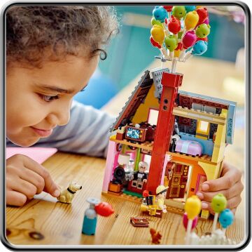 LEGO® | Disney Pixar “Yukarı Bak” Evi 43217-9 Yaş ve Üzeri Sinemaseverler için İnşa Edilebilir ve Sergilenebilir Yaratıcı Oyuncak Yapım Seti (598 Parça)
