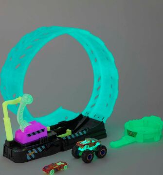 Hot Wheels Monster Trucks Karanlıkta Parlayan Çemberde Yarış Seti, 4 yaş ve üzeri, HBN02