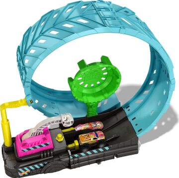 Hot Wheels Monster Trucks Karanlıkta Parlayan Çemberde Yarış Seti, 4 yaş ve üzeri, HBN02