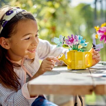 LEGO Creator Sulama Kabında Çiçekler 31149-8 Yaş ve Üzeri Çocuklar için Çizme ve Kuş Modeli Seçenekleri İçeren 3’ü 1 Arada Yaratıcı Oyuncak Yapım Seti (420 Parça)