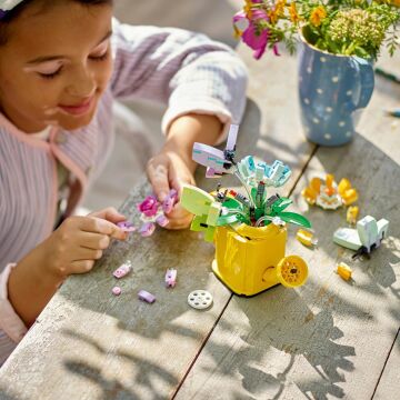 LEGO Creator Sulama Kabında Çiçekler 31149-8 Yaş ve Üzeri Çocuklar için Çizme ve Kuş Modeli Seçenekleri İçeren 3’ü 1 Arada Yaratıcı Oyuncak Yapım Seti (420 Parça)