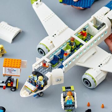 LEGO® City Yolcu Uçağı 60367 - Yaş ve Üzeri Çocuklar ve Uçak Meraklıları için Yaratıcı Oyuncak Yapım Seti (930 Parça)