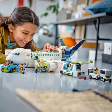 LEGO® City Yolcu Uçağı 60367 - Yaş ve Üzeri Çocuklar ve Uçak Meraklıları için Yaratıcı Oyuncak Yapım Seti (930 Parça)