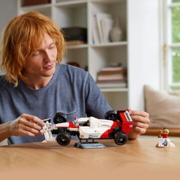 LEGO Icons McLaren MP4/4 ve Ayrton Senna 10330 - Araç Tutkunu Yetişkinler için Koleksiyonluk Yaratıcı Model Araba Yapım Seti (693 Parça)