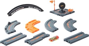 Hot Wheels Pist Dünyası Seti, Şehir Ortamı Inşa Etmek İçin Çeşitli Pist Parçaları, Pist Tabanı Dahil 10 Parça Set ve 1 Adet Hot Wheels Araba, Diğer Setlere Bağlanır, 4 Yaş ve Üzeri