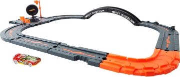 Hot Wheels Pist Dünyası Seti, Şehir Ortamı Inşa Etmek İçin Çeşitli Pist Parçaları, Pist Tabanı Dahil 10 Parça Set ve 1 Adet Hot Wheels Araba, Diğer Setlere Bağlanır, 4 Yaş ve Üzeri