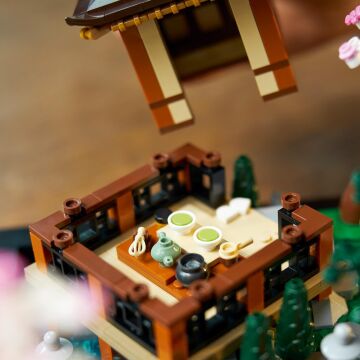 LEGO Icons Huzurlu Bahçe 10315 - Yetişkinler İçin Dekoratif, Koleksiyonluk ve Sergilenebilir Çiçek Modeli Yapım Seti (1363 Parça)
