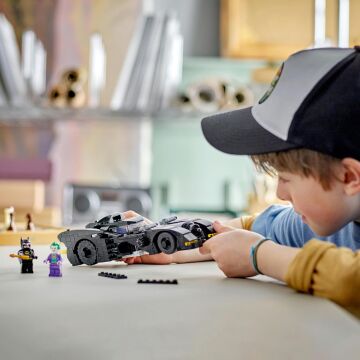LEGO DC Batmobile : Batman ’in Joker Takibi 76224, 8 Yaş ve Üzeri Çocuklar için Siyah Süper Kahraman Arabası İçeren Yaratıcı Oyuncak Yapım Seti (438 Parça)