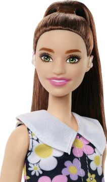Barbie ve Ken Fashionistas Serisi, At kuyruğu saçı, kolsuz elbisesi, pembe botları ve işitme cihazıyla, 3-8 yaş HBV19