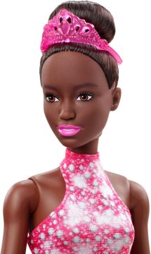 Barbie Buz Pateni Sporcusu Bebek (30 cm), pembe elbiseli, ceket, gül buketi ve ödül, 3 yaş ve üzeri HCN31