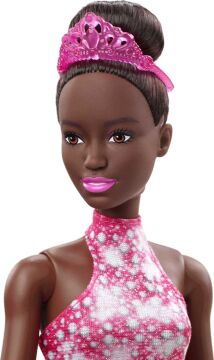 Barbie Buz Pateni Sporcusu Bebek (30 cm), pembe elbiseli, ceket, gül buketi ve ödül, 3 yaş ve üzeri HCN31