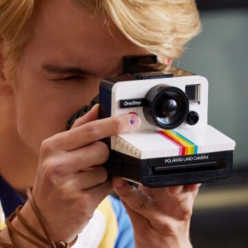 LEGO Ideas Polaroid OneStep SX-70 Kamera 21345 – Fotoğraf Meraklısı Yetişkinler için Koleksiyonluk ve Sergilenebilir Yaratıcı Model Yapım Seti (516 Parça)