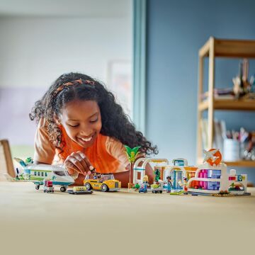 LEGO Friends Heartlake City Havaalanı ve Uçak 42656-8 Yaş ve Üzeri Çocuklar için Mini Bebek İçeren Yaratıcı Oyuncak Yapım Seti (958 Parça)