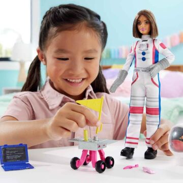 Barbie 65. Yıldönümü Bebeği ve 10 Aksesuar, Esmer Bebekli Astronot Seti, Rolling Rover, Flipping Shield ve Daha Fazlası ile Uzay Kaskı