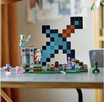LEGO® Minecraft® Kılıç Üssü 21244-8 Yaş ve Üzeri Çocuklar için İskelet, Creeper™ ve Daha Fazlasını İçeren Oyuncak Yapım Seti (427 Parça)