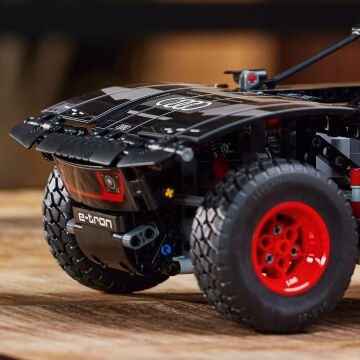 LEGO® Technic Audi RS Q e-tron 42160-10 Yaş ve Üzeri Uzaktan Kumandalı Ralli Arabalarını Seven Çocuklar için Yaratıcı Oyuncak Yapım Seti (914 Parça)
