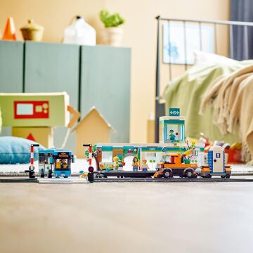 LEGO® City Tren İstasyonu 60335-7 Yaş ve Üzeri Çocuklar için Demiryolu Kamyonu, Otobüs ve Hemzemin Geçit İçeren Oyuncak Yapım Seti (907 Parça)