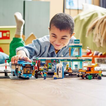 LEGO® City Tren İstasyonu 60335-7 Yaş ve Üzeri Çocuklar için Demiryolu Kamyonu, Otobüs ve Hemzemin Geçit İçeren Oyuncak Yapım Seti (907 Parça)