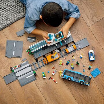 LEGO® City Tren İstasyonu 60335-7 Yaş ve Üzeri Çocuklar için Demiryolu Kamyonu, Otobüs ve Hemzemin Geçit İçeren Oyuncak Yapım Seti (907 Parça)