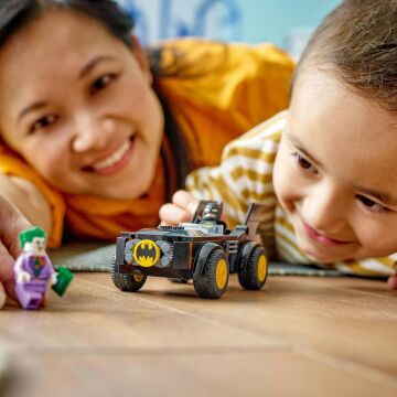 LEGO® DC Batmobile Takibi: Batman Joker’e Karşı 76264-4 Yaş ve Üzeri Çocuklar için Süper Kahraman Aksiyonu içeren Yaratıcı Oyuncak Yapım Seti (54 Parça)