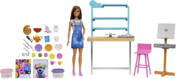 Barbie'nin Sanat Atölyesi, Barbie Bebek (29 cm), çömlek yapımı ve resim sanatı için 25'ten fazla aksesuar, oyun hamuru, vazo kalıbı, tuvaller ve daha fazlası, 3-7 yaş arası HCM85