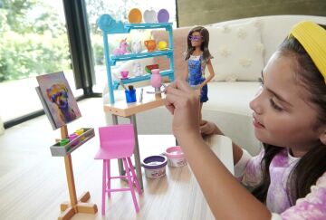 Barbie'nin Sanat Atölyesi, Barbie Bebek (29 cm), çömlek yapımı ve resim sanatı için 25'ten fazla aksesuar, oyun hamuru, vazo kalıbı, tuvaller ve daha fazlası, 3-7 yaş arası HCM85