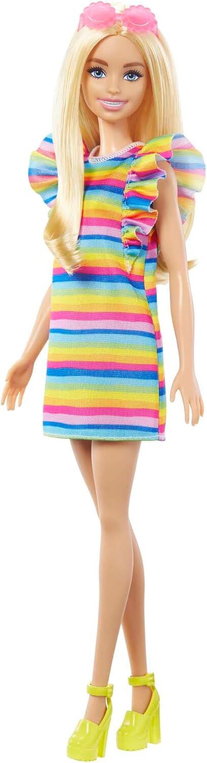 Barbie HPF73 - Barbie bebek, çocuk oyuncağı ve hediyeler, sarışın bebek, diş teli ve gökkuşağı elbisesi, Barbie moda tutkunları, kıyafet ve aksesuarlar, 3 yaşından itibaren