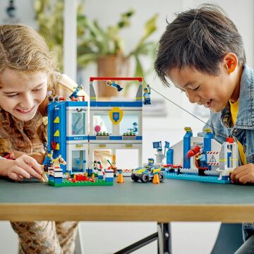 LEGO® City Polis Eğitim Akademisi 60372-6 Yaş ve Üzeri Çocuklar için Eğlenceli bir Engelli Parkur İçeren Oyuncak Yapım Seti (823 Parça)