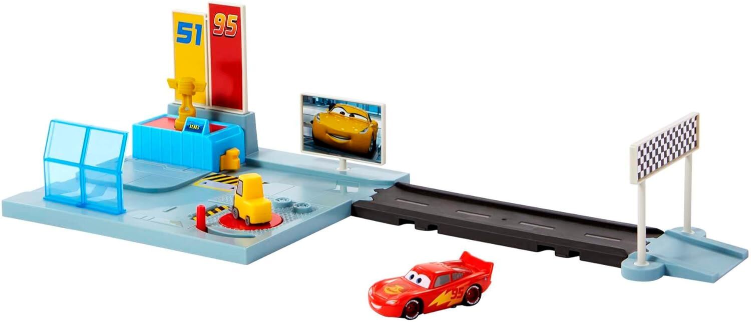 Cars Disney+ Cruz Yarış Merkezi Oyun Seti