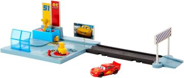 Cars Disney+ Cruz Yarış Merkezi Oyun Seti