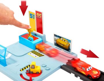 Cars Disney+ Cruz Yarış Merkezi Oyun Seti