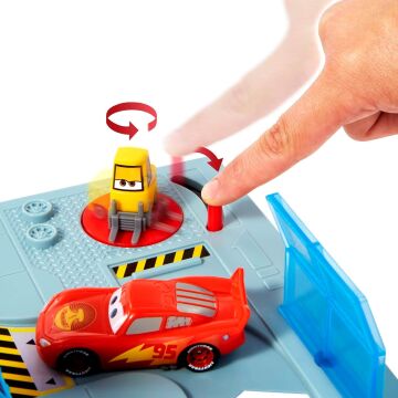 Cars Disney+ Cruz Yarış Merkezi Oyun Seti